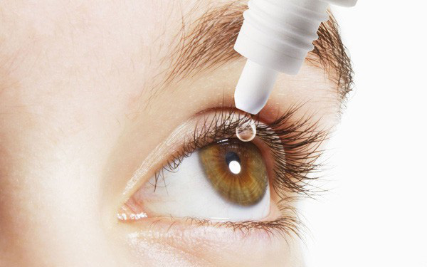Nhỏ mắt bằng nước muối sinh lí hay thuốc nhỏ mắt làm giảm khô mắt nhức mắt